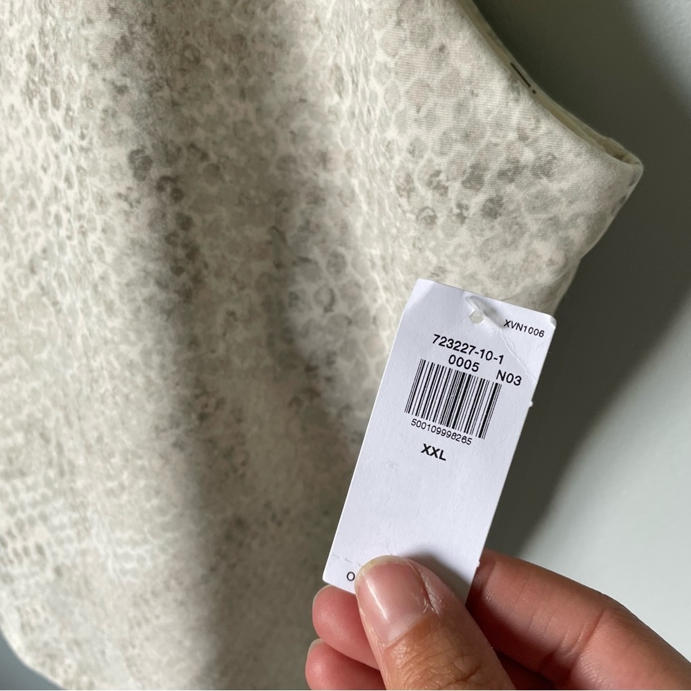 Old Navy Cropped Tank with built in bra - Picture 4 of 8